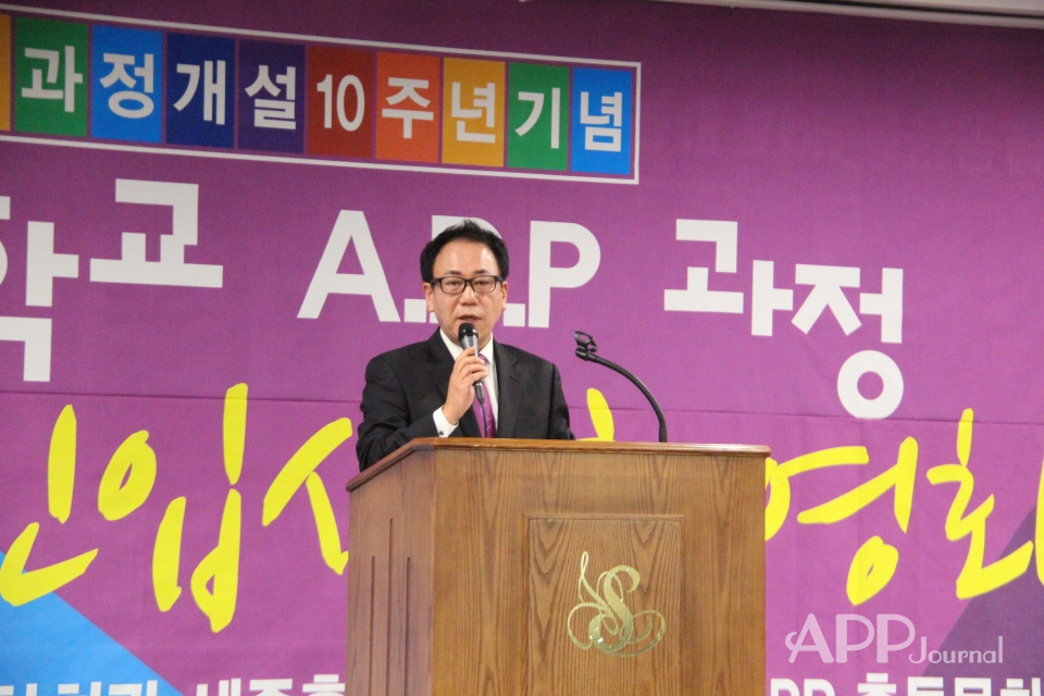 APP총동문회 연혁을 보고하는 손기수 총동문회 수석부회장