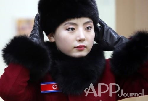 거울을 보는 북한 여성